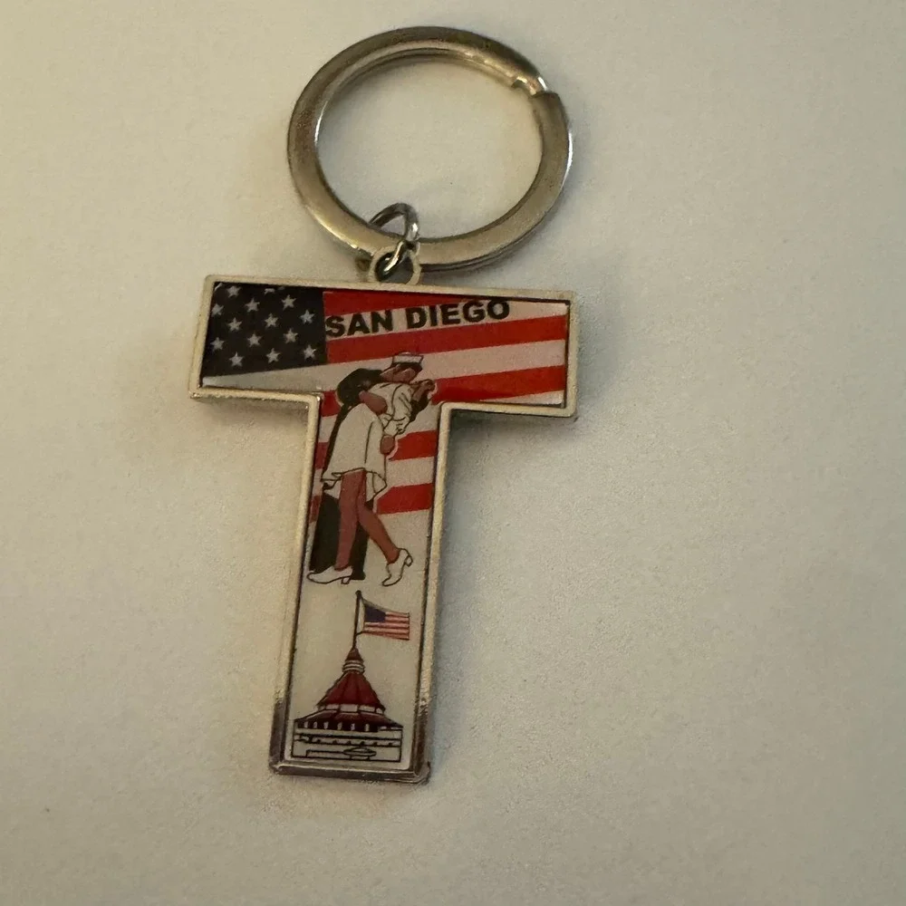 San Diego Souvenir Keychain US Navy Kissing Sailor VJ Day‎ Landmark